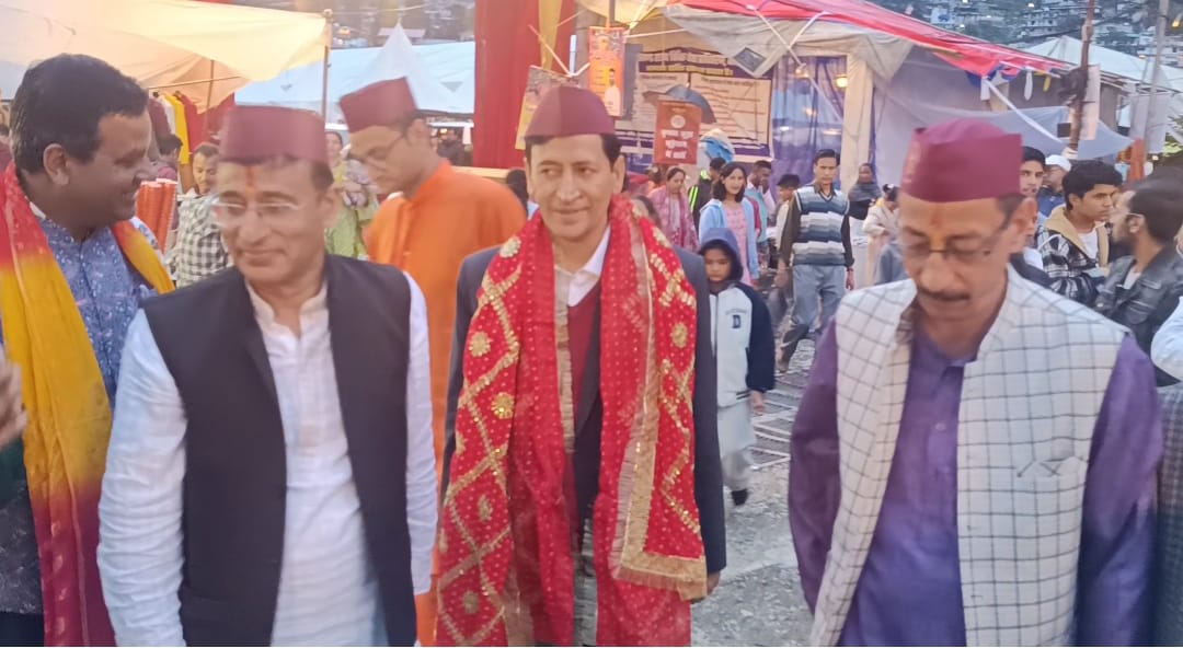 कुमाऊं आयुक्त दीपक रावत पहुंचे नंदा सुनंदा महोत्सव, नैयना देवी मंदिर में की पूजा-अर्चना।