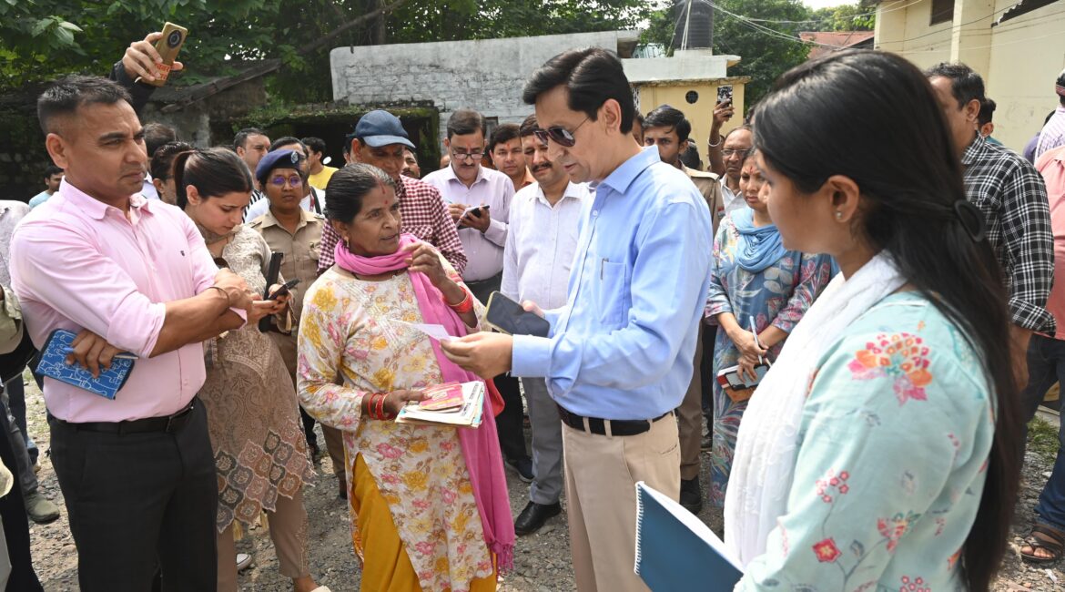 कुमाऊँ आयुक्त दीपक रावत का हल्द्वानी तहसील निरीक्षण, लंबित प्रकरणों के शीघ्र निस्तारण और अनुशासनहीनता पर कार्रवाई के निर्देश।