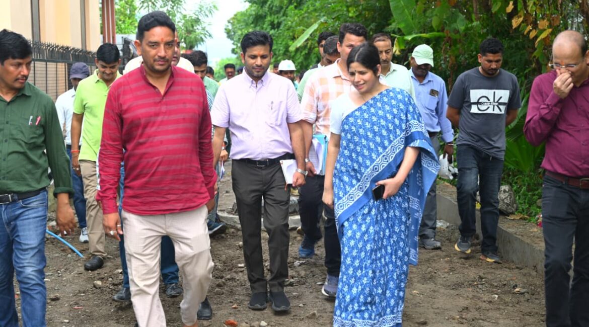 जिलाधिकारी वंदना का सड़कों का निरीक्षण, गड्ढामुक्त करने के दिए सख्त निर्देश।
