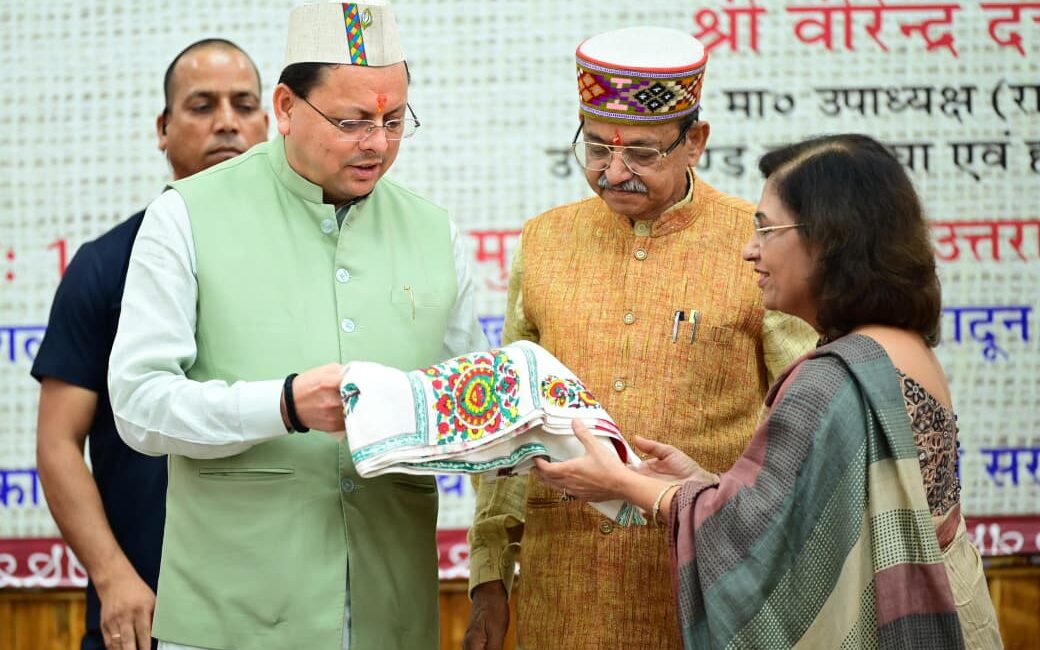 मुख्यमंत्री धामी ने किया शिल्प रत्न पुरस्कार वितरण, कहा– उत्तराखंड की हस्तशिल्प कला है राज्य की सांस्कृतिक धरोहर।