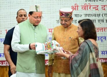 मुख्यमंत्री धामी ने किया शिल्प रत्न पुरस्कार वितरण, कहा– उत्तराखंड की हस्तशिल्प कला है राज्य की सांस्कृतिक धरोहर।