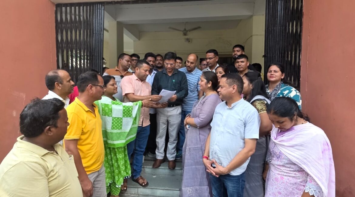 स्नातक स्तरीय परीक्षा में अनियमितताओं की जांच की उठी मांग, युवाओं में आक्रोश।