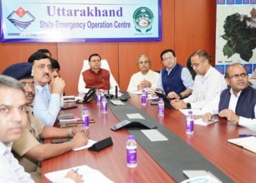 सीएम धामी देर रात पहुँचे आपदा परिचालन केंद्र, अतिवृष्टि प्रभावित क्षेत्रों की समीक्षा।