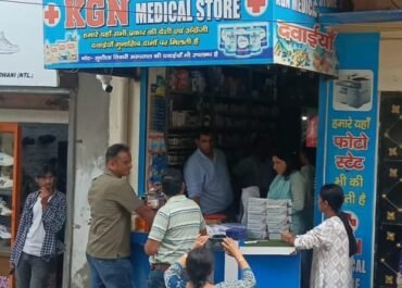 अनियंत्रित दवा बिक्री पर कुमाऊँ पुलिस की बड़ी कार्यवाही – मेडिकल स्टोर सील, 947 कैप्सूल बरामद।