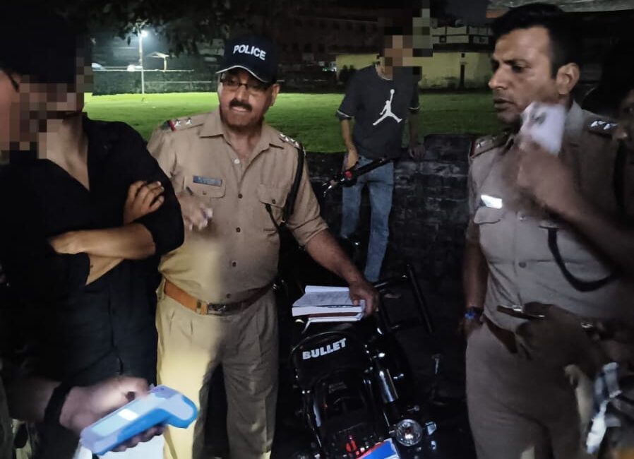 महिला सुरक्षा को लेकर पुलिस का ऑपरेशन रोमियो अभियान जारी।