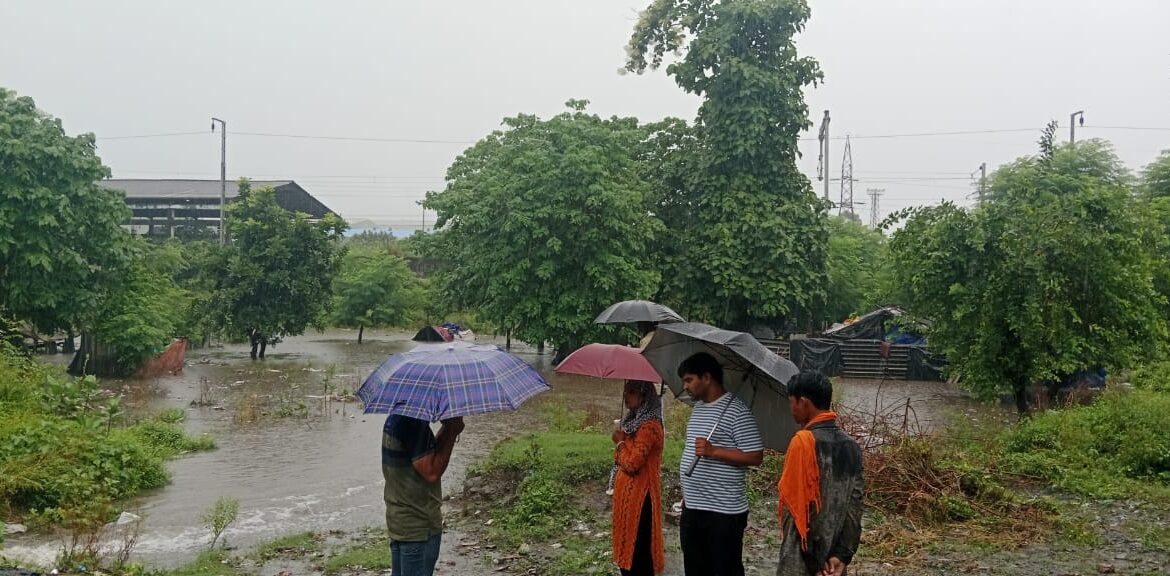 नैनीताल जनपद में जलभराव से प्रभावित लोग सुरक्षित स्थान पर शिफ्ट।