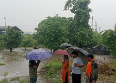 नैनीताल जनपद में जलभराव से प्रभावित लोग सुरक्षित स्थान पर शिफ्ट।