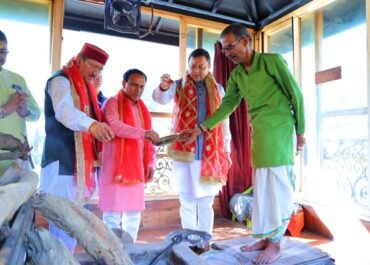 मुख्यमंत्री पुष्कर सिंह धामी ने मां धारी देवी के मंदिर में की पूजा-अर्चना, प्रदेशवासियों की सुरक्षा व आपदा राहत की कामना।