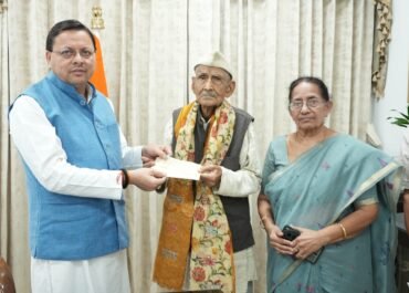 96 वर्षीय जबर सिंह रावत ने मुख्यमंत्री राहत कोष में दिए Rs. 7 लाख, मुख्यमंत्री धामी ने की सराहना।