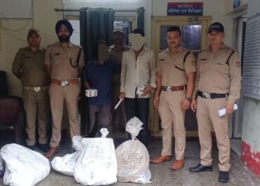 पुलिस ने चोरी के आरोपियों को चोरी के माल के साथ किया गिरफ्तार।