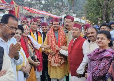 सांसद अजय भट्ट ने किया नंदा सुनंदा महोत्सव में शिरकत, नैयना देवी मंदिर में की पूजा-अर्चना।