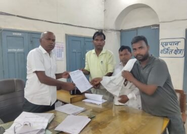 हरदोई में बाढ़ पीड़ितों की सहायता को लेकर प्रधानमंत्री को संबोधित ज्ञापन सौंपा।