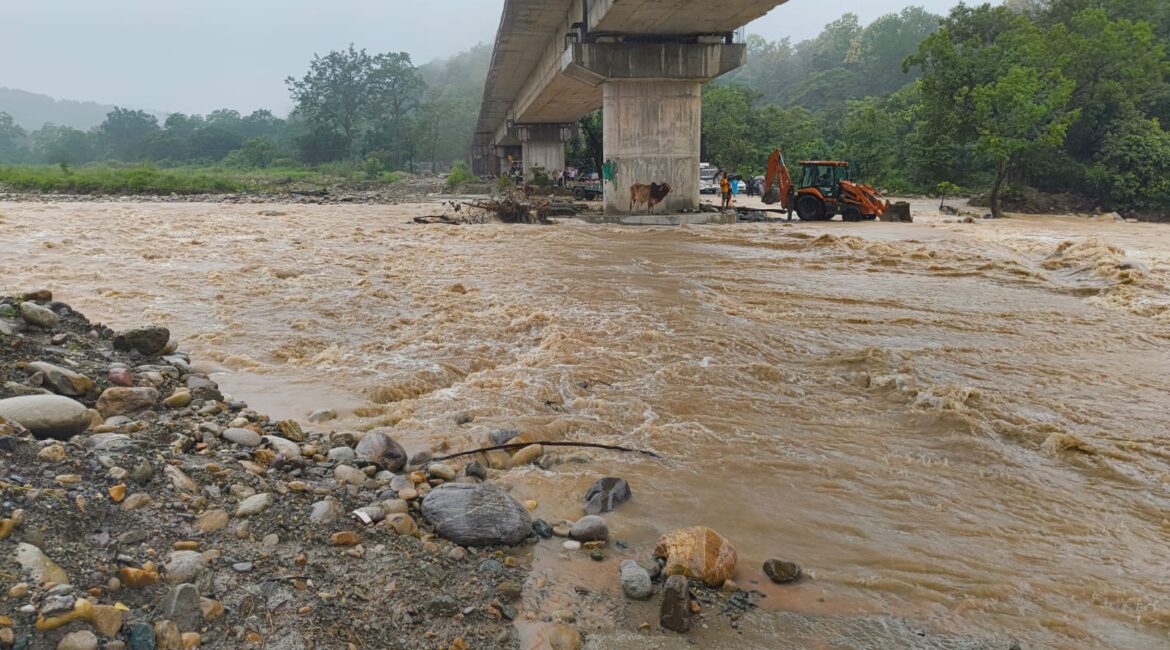 धनगढ़ी नाला में जलस्तर बढ़ने से मोटर मार्ग बंद, पुलिस तैनात।