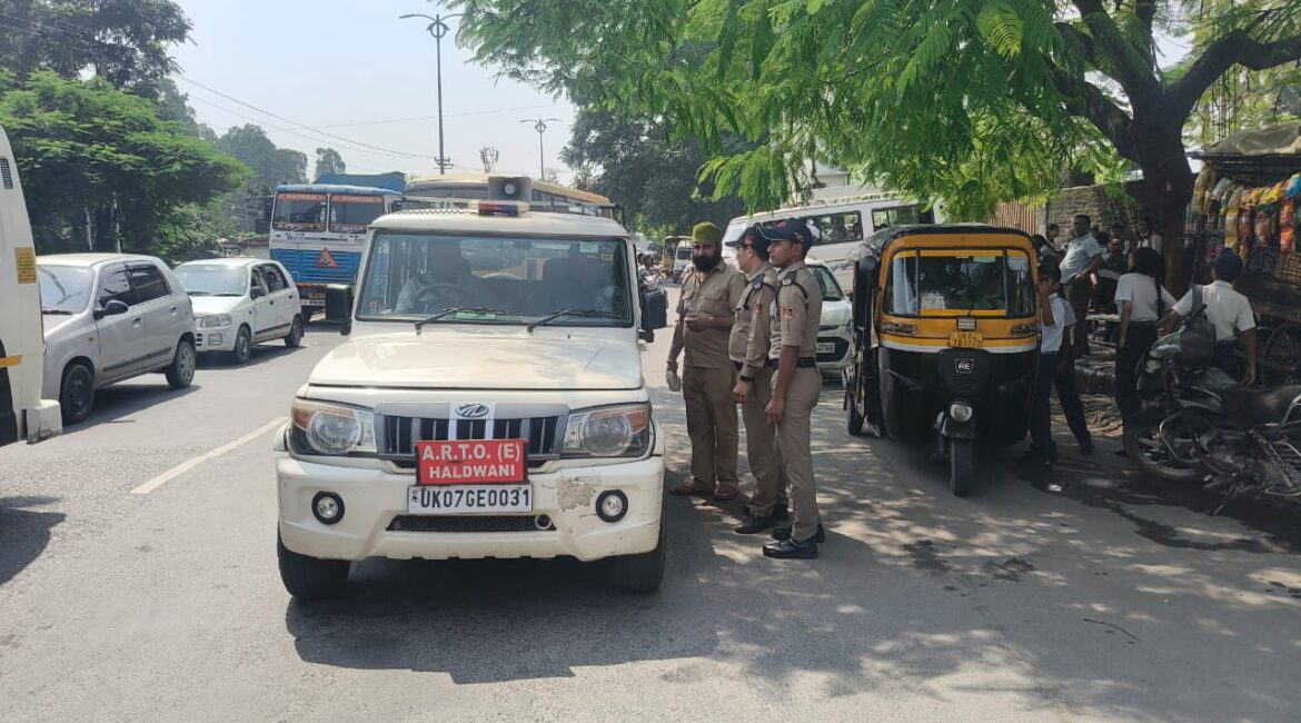 आरटीओ अभियान: स्कूल क्षेत्र में 27 वाहन चालान, नशे में बस चालक पकड़ा गया।