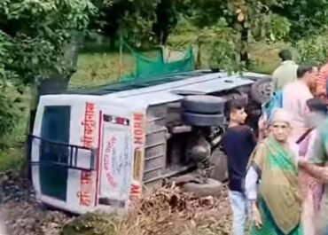रामनगर : ढिकुली क्षेत्र में यात्रियों से भरी बस पलटी, कई घायल।
