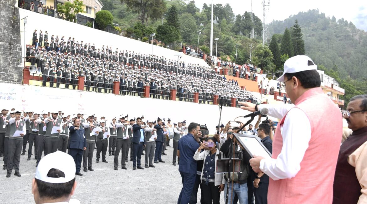 स्वच्छता ही सेवा कार्यक्रम में शामिल हुए सीएम धामी, बच्चों को दिलाई गंगा शपथ।