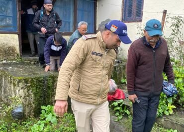 वरिष्ठ नागरिक की मदद के लिए तल्लीताल पुलिस बनी सहारा, सुरक्षित पहुँचाया अस्पताल।