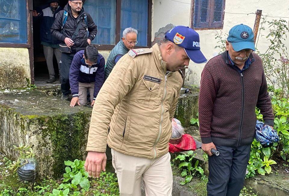 वरिष्ठ नागरिक की मदद के लिए तल्लीताल पुलिस बनी सहारा, सुरक्षित पहुँचाया अस्पताल।