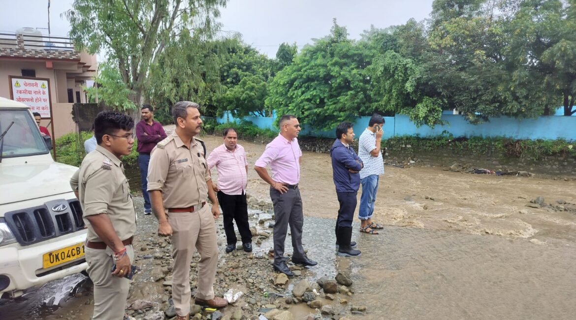 भारी वर्षा से नालों में उफान, पुलिस अलर्ट – सीओ सिटी मौके पर।