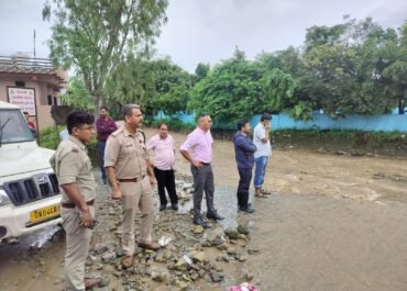 भारी वर्षा से नालों में उफान, पुलिस अलर्ट – सीओ सिटी मौके पर।
