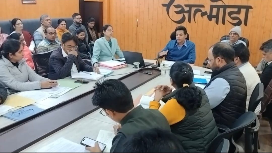 समीक्षा बैठक में बोले जिलाधिकारी — हीला-हवाली असहनीय, तय समय में मिले हर नागरिक को सेवा का अधिकार, अधिकारियों को पारदर्शिता और समयबद्धता से कार्य करने के निर्देश।