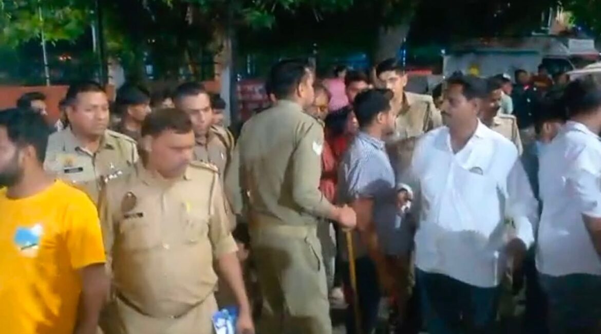 चलती स्कूटी पर व्यापारी को हार्ट अटैक, बेस अस्पताल में डॉक्टरों ने किया मृत घोषित।