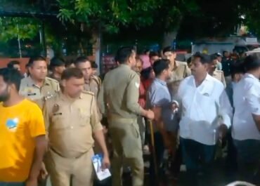 चलती स्कूटी पर व्यापारी को हार्ट अटैक, बेस अस्पताल में डॉक्टरों ने किया मृत घोषित।