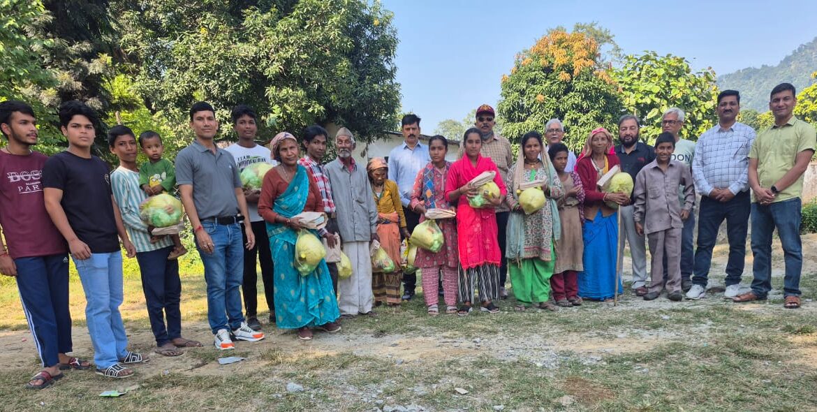 बाल कल्याण समिति ने संसाधन-विहीन परिवारों संग मनाई दीपावली, बांटी खुशियाँ और उपहार।