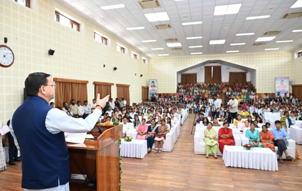 मुख्यमंत्री धामी ने अंतरराष्ट्रीय बालिका दिवस पर 326 मेधावी बालिकाओं को किया सम्मानित।