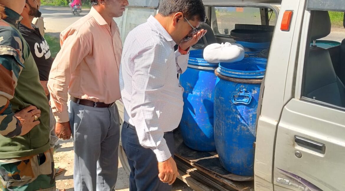 त्योहारों से पहले हलदुआ चेकपोस्ट पर खाद्य सामग्री की सघन जांच, दूध, पनीर, दही और खोया के नमूने लिए गए, मिलावट पर विभाग ने सख्त चेतावनी दी।