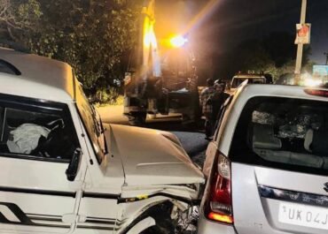 रामनगर एनएच-309 पीरुमदारा में देर रात भीषण सड़क हादसा — कार और बोलेरो में आमने-सामने टक्कर, कई घायल।