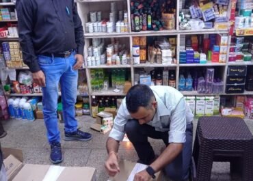 कफ सिरप पर धामी सरकार सख्त: 350 से अधिक सैंपल लिए गए, दर्जनों मेडिकल स्टोर्स के लाइसेंस रद्द।