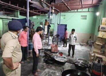 दीपावली से पहले एसडीएम की कार्रवाई, बताशा फैक्ट्री में औचक छापेमारी।