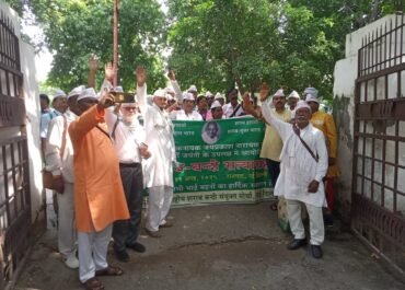 देशव्यापी शराबबंदी की मांग को लेकर राजघाट पर सत्याग्रह।