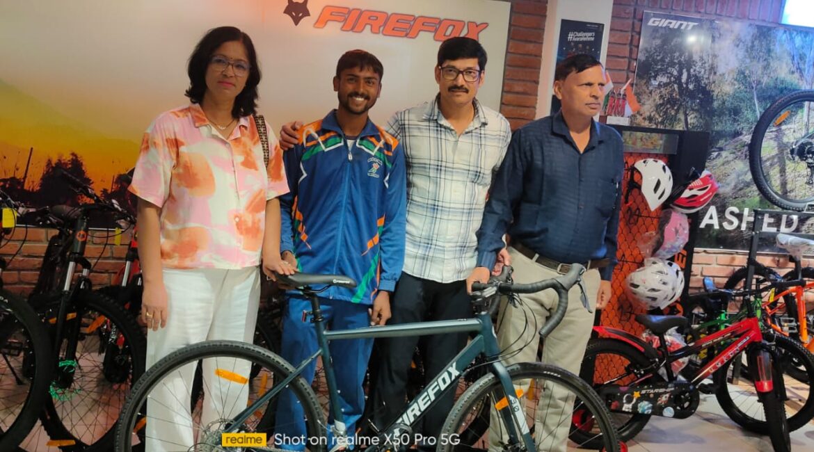 रन टू लीव नैनीताल और शिक्षकों की पहल से छात्र मोहित साहू का सपना हुआ पूरा, मिली रेसिंग साइकिल।