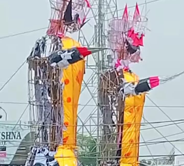भारी बारिश से दशहरा की तैयारियों पर पानी, रावण-कुंभकरण के पुतले भीगे, दुकानदार मायूस।