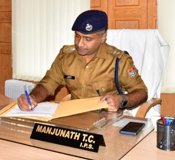 शादी समारोहों में नियमों का कड़ाई से पालन — ट्रैफिक अनुशासन की शीर्ष प्राथमिकता- पुलिस कप्तान मंजूनाथ,  उल्लंघन पर बड़े डीजे व बड़े व्हील लाइटिंग झालर होंगी जफ़्त, पुलिस अधिकारी सभी बारात घर, DJ व लाइटिंग झालर संचालकों के साथ करें गोष्ठी।