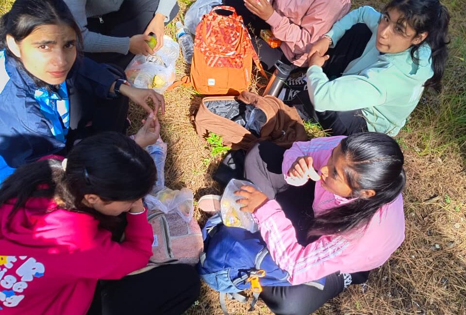 पर्यटन विभाग ने कराया ट्रैकिंग व प्रशिक्षण: युवाओं ने सीखी बर्ड वॉचिंग और फर्स्ट एड की तकनीकें।