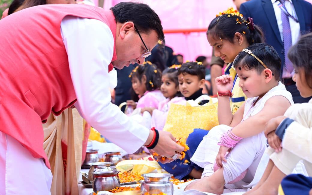 रुड़की: जीवनदीप आश्रम में आयोजित पाँच दिवसीय धार्मिक-सामाजिक महोत्सव में शामिल हुए मुख्यमंत्री धामी।