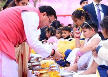रुड़की: जीवनदीप आश्रम में आयोजित पाँच दिवसीय धार्मिक-सामाजिक महोत्सव में शामिल हुए मुख्यमंत्री धामी।