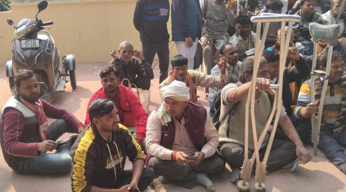 “लखनऊ में दिव्यांग महागठबंधन का विशाल धरना—27 सूत्री मांगों को लेकर मुख्यमंत्री से आग्रह”