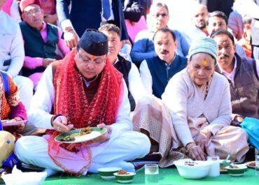 मां के साथ पैतृक गांव पहुंचे सीएम धामी, भावुक हुए मुख्यमंत्री।