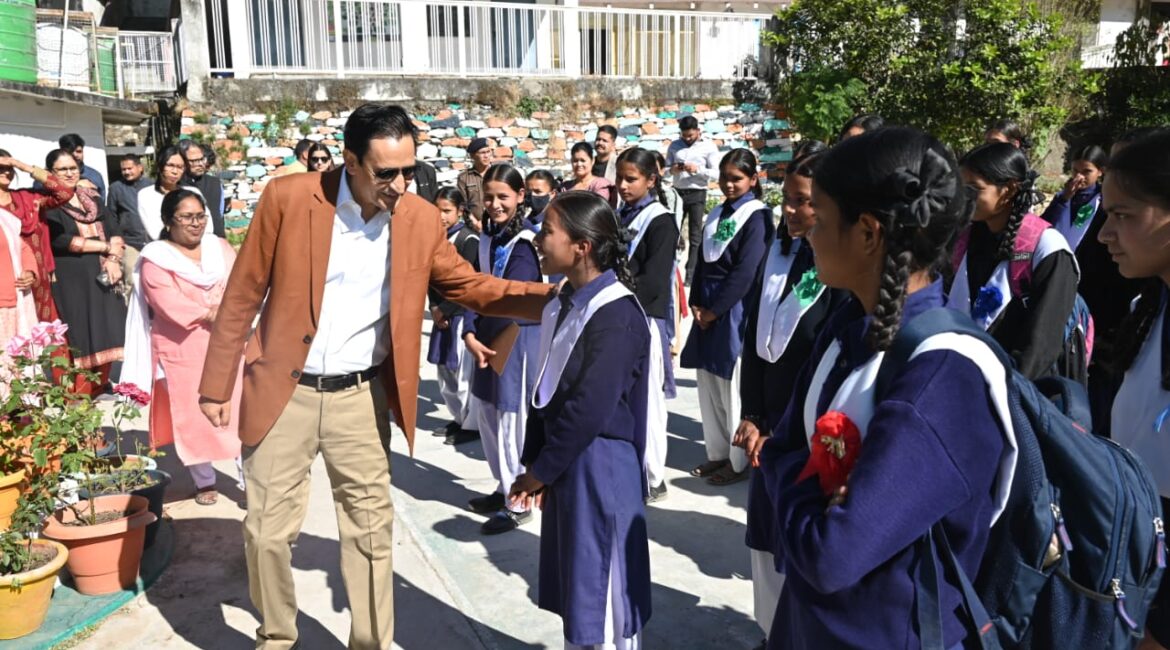 आयुक्त दीपक रावत का कड़ा एक्शन — सड़क दुर्घटनाओं और स्कूल वैन नियम उल्लंघन पर अधिकारियों को नोटिस।