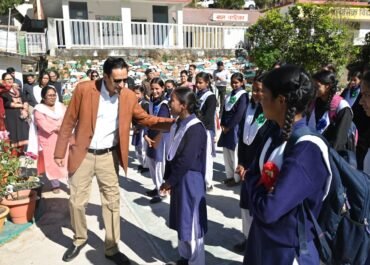 आयुक्त दीपक रावत का कड़ा एक्शन — सड़क दुर्घटनाओं और स्कूल वैन नियम उल्लंघन पर अधिकारियों को नोटिस।