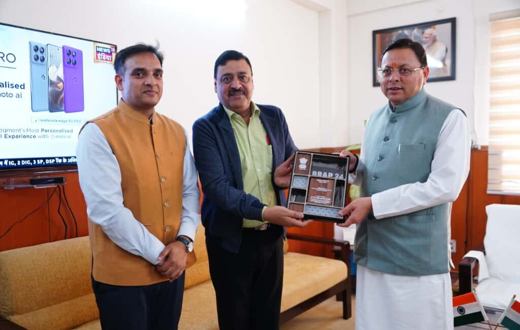 मुख्यमंत्री पुष्कर सिंह धामी को सौंपा गया सम्मान — राज्य को पाँच प्रमुख सुधार श्रेणियों में मिली सर्वोच्च उपलब्धि।