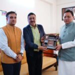 मुख्यमंत्री पुष्कर सिंह धामी को सौंपा गया सम्मान — राज्य को पाँच प्रमुख सुधार श्रेणियों में मिली सर्वोच्च उपलब्धि।