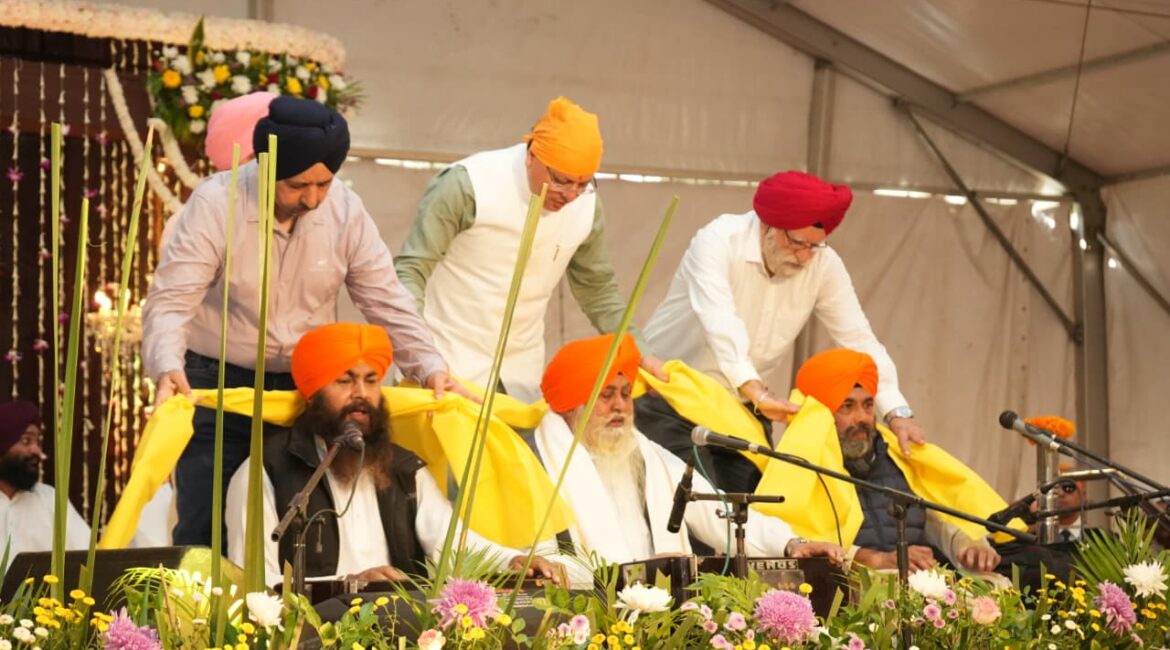 मुख्यमंत्री पुष्कर सिंह धामी ने गुरुनानक जयंती पर गुरुद्वारा में टेका मथा, दी शुभकामनाएं।