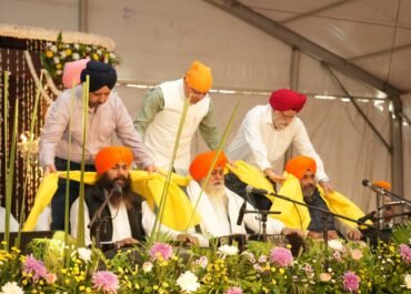 मुख्यमंत्री पुष्कर सिंह धामी ने गुरुनानक जयंती पर गुरुद्वारा में टेका मथा, दी शुभकामनाएं।