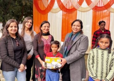 हल्द्वानी में आईजी कुमाऊँ की मानवीय पहल, 125 जरूरतमंद बच्चों को स्वेटर-जूते वितरित।