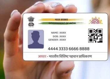 आधार कार्ड अपडेट के लिए जनता परेशान, सीमित केंद्रों पर बढ़ी भीड़।